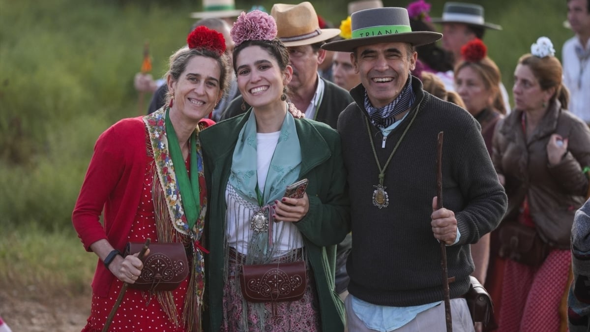 Miembros de la hermandad del Rocío de Triana este viernes camino de Almonte.
