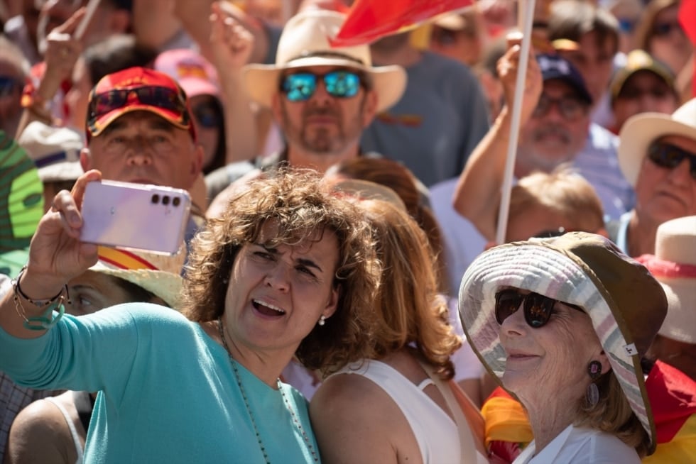 La eurodiputada del PP Dolors Montserrat y Esperanza Aguirre durante la concentración del PP.