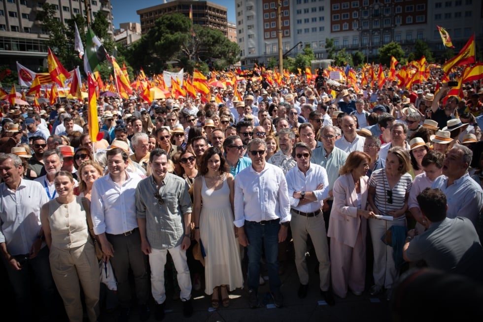 El presidente de la Xunta de Galicia, Alfonso Rueda, la presidenta del Govern balear, Marga Prohens, el presidente de la Junta de Castilla y León, Alfonso Fernández Mañueco, el presidente de la Junta de Andalucía, Juanma Moreno, la presidenta de la Comunidad de Madrid, Isabel Díaz Ayuso, el presidente del Partido Popular, Alberto Núñez Feijóo, el expresidente del Gobierno, José María Aznar, la exalcaldesa de Madrid, Ana Botella, la secretaria general del PP, Cuca Gamarra, el alcalde de Madrid, José Luis Martínez-Almeida, y el vicesecretario general de Política Autonómica del PP, Elías Bendodo, durante la concentración del PP bajo el lema ‘Mafia o democracia’ en la Plaza de España de Madrid.