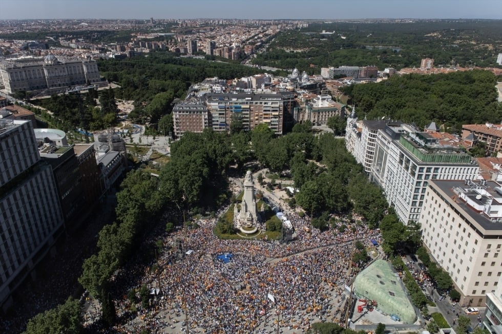 Miles de personas concentradas en la Plaza de España durante la manifestación convocada por el PP contra el Gobierno.