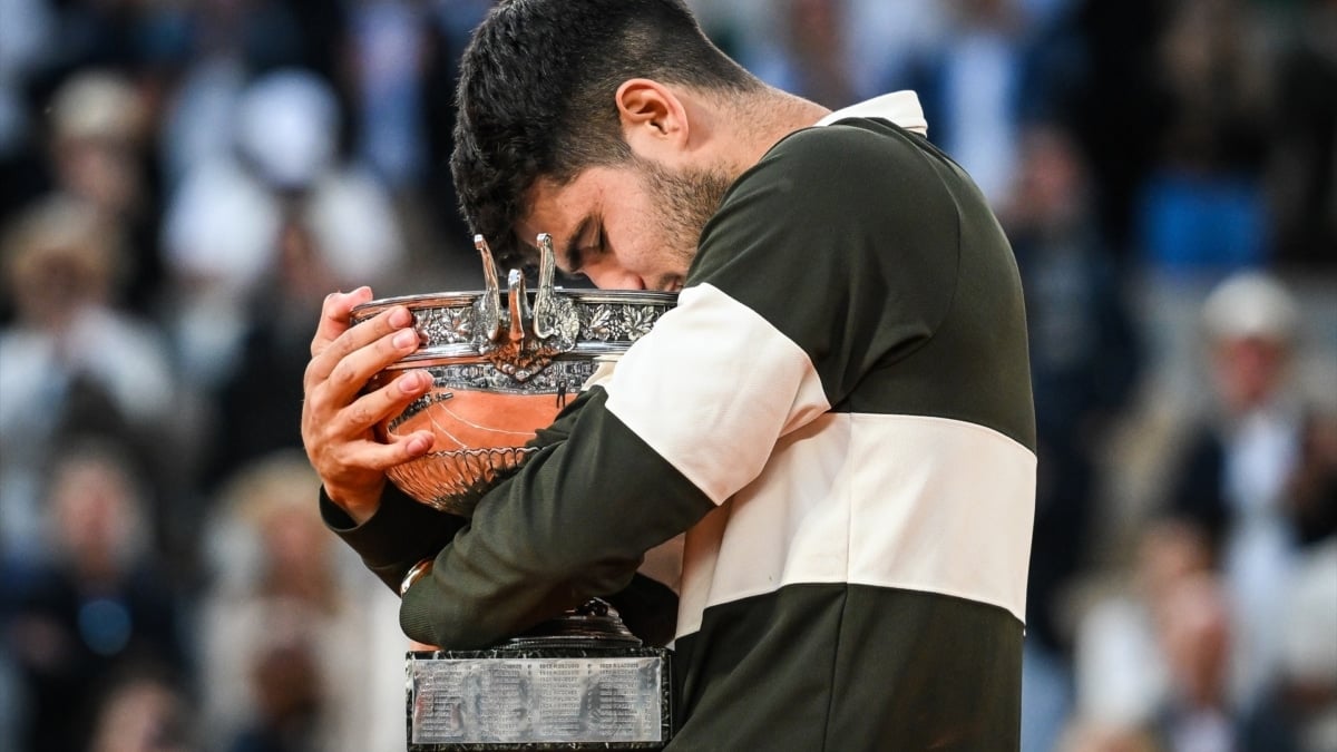 Carlos Alcaraz celebra su victoria en Roland Garros 2025