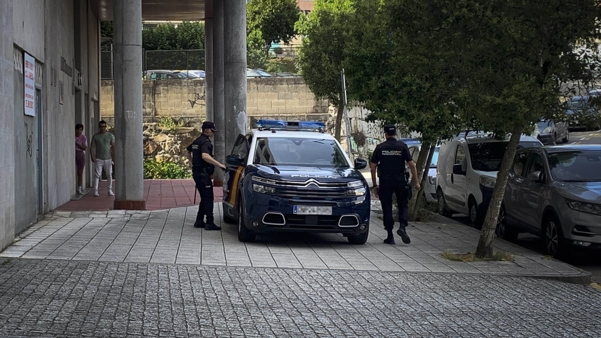 Un vehículo y dos agentes de Policía Nacional en una fotografía de archivo