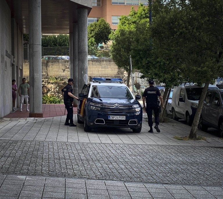 Detienen a un profesor acusado de robar 16 ordenadores y dos cámaras en Alicante