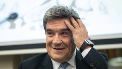 Escrivá se reafirma en su plan para evitar críticas a la política económica del Gobierno y 'borra' el Salario Mínimo de sus análisis