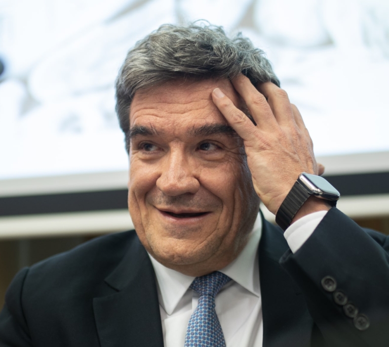 Escrivá se reafirma en su plan para evitar críticas a la política económica del Gobierno y 'borra' el Salario Mínimo de sus análisis