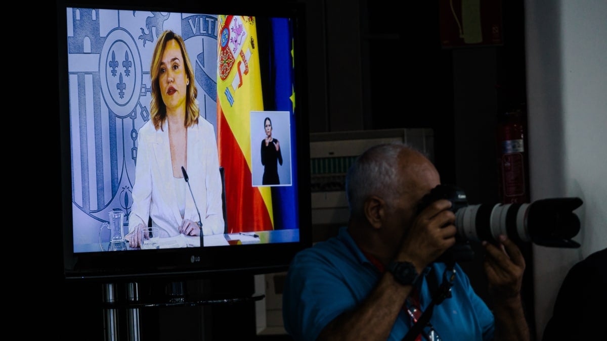 La ministra Portavoz, de Educación, Formación Profesional y Deportes, Pilar Alegría, retransmitida en una pantalla durante una rueda de prensa posterior a la reunión del Consejo de Ministros en el Palacio de La Moncloa, a 10 de junio de 2025, en Madrid (España). El Gobierno ha aprobado el programa 'Verano Joven' en su edición de 2025 para permitir que jóvenes de entre 18 y 30 años puedan viajar con descuentos en tren y autobús. Estará vigente del 1 del julio al 30 de septiembre y los jóvenes tendrán que inscribirse en una web. Carlos Luján / Europa Press 10 JUNIO 2025;GOBIERNO;VERANO JOVEN;DESCUENTOS;JÓVENES;TRANSPORTE;VIAJES 10/6/2025
