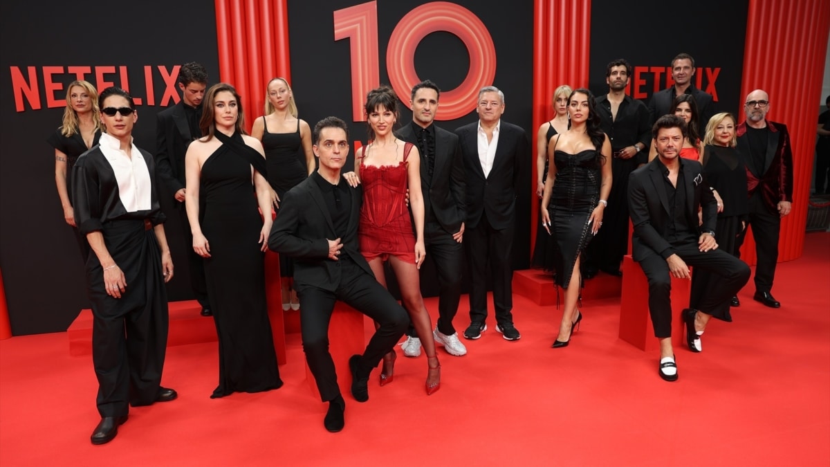 Enzo Vogrincic, Najwa Nimri, Blanca Suárez, Manu Ríos, Ester Expósito, Pedro Alonso, Úrsula Corberó, Diego Ávalos, Ted Sarandos, Georgina Rodríguez, Clara Galle, Tamar Novas, Álvaro Morte, Clara Lago, Fernando Gil, Carmen Machi y Luis Tosar durante la fiesta que organiza Netflix para celebrar el 10º aniversario de su llegada a España