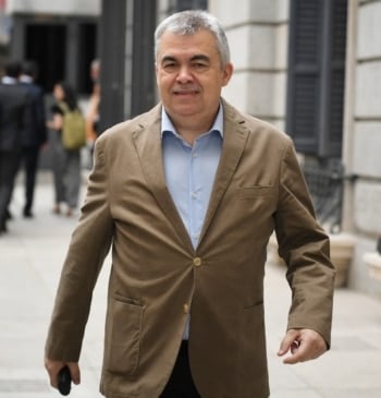 El juez aclara que el PSOE no puede hacer "sugerencias" en el [...]