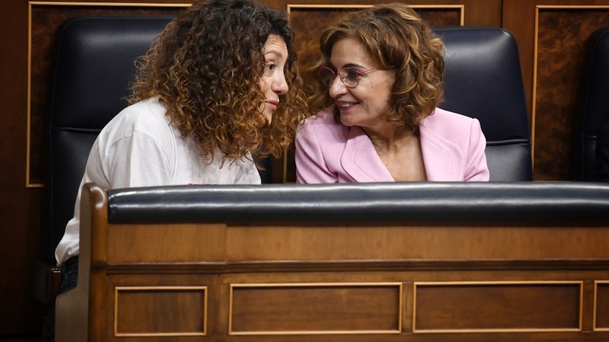 La diputada de Sumar Aina Vidal (i) y la vicepresidenta primera y ministra de Hacienda, María Jesús Montero (d).