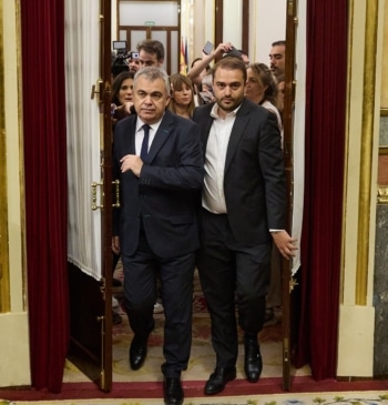 Gritos de "dimisión, dimisión" al llegar Santos Cerdán al Congreso