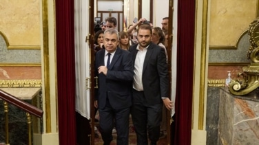 Gritos de "dimisión, dimisión" al llegar Santos Cerdán al Congreso