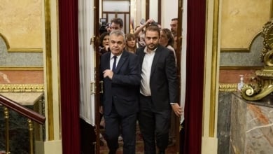 Gritos de "dimisión, dimisión" al llegar Santos Cerdán al Congreso