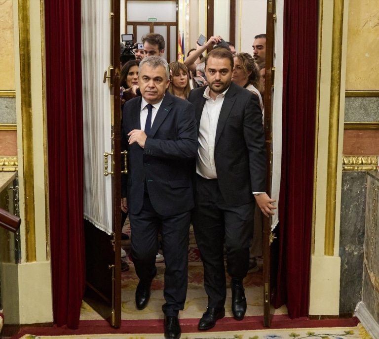 Gritos de "dimisión, dimisión" al llegar Santos Cerdán al Congreso