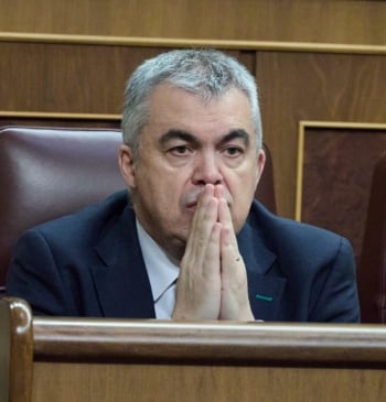 Santos Cerdán dimite como secretario de Organización del PSOE y entrega su [...]