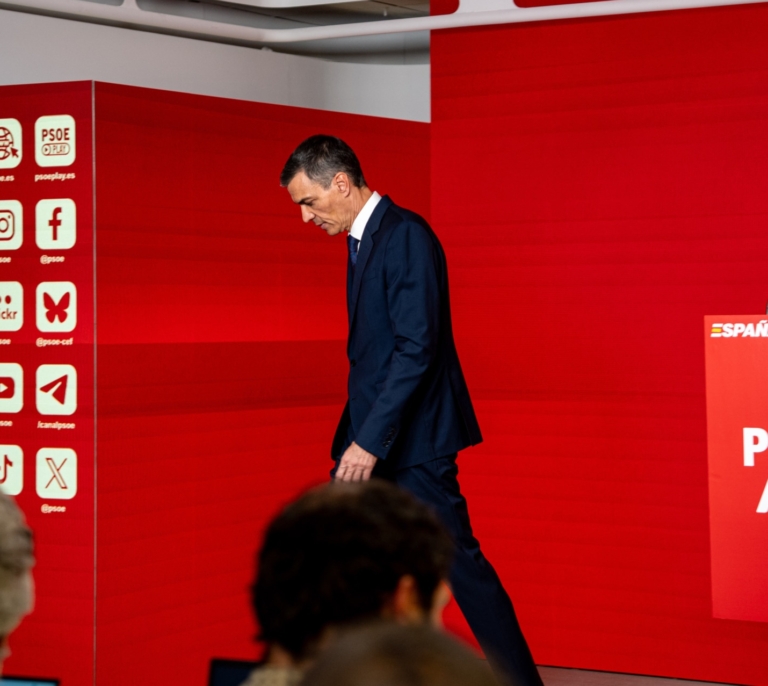 El PSOE se angustia y empieza a pedir adelanto electoral mientras Sánchez estudia más medidas
