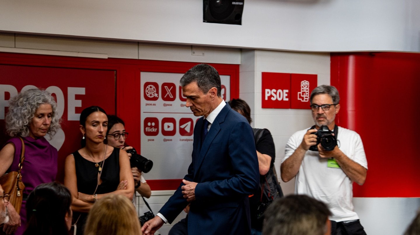 (Foto de ARCHIVO) El presidente del Gobierno y Secretario General del PSOE, Pedro Sánchez, a su salida de una rueda de prensa, en la sede del PSOE en Ferraz, a 12 de junio de 2025, en Madrid (España). Sánchez comparece después de que el secretario de organización del PSOE haya presentado su dimisión de todos los cargos dentro del partido y haya entregado su acta de diputado. El presidente del Gobierno ha pedido perdón a la ciudadanía por haber confiado en Santos Cerdán y ha anunciado que convocará una auditoría externa para las cuentas del partido socialista además de la inmediata reestructuración de la organización interna. Gabriel Luengas / Europa Press 12/6/2025