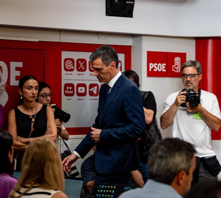 Sánchez, en la encrucijada, sondea a los socios mientras partido y Gobierno siguen en vilo
