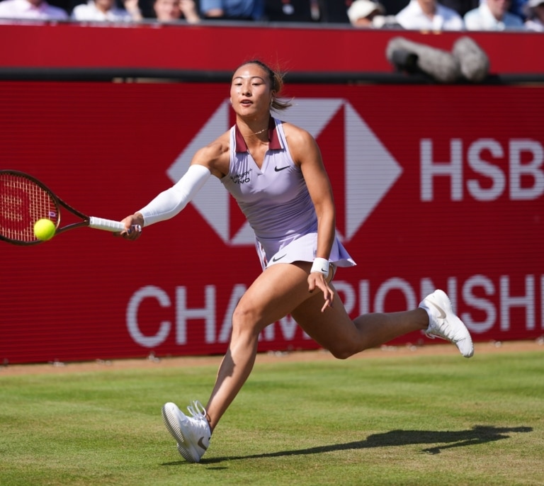 Quién es Zheng Qinwen, la primera tenista china campeona olímpica individual