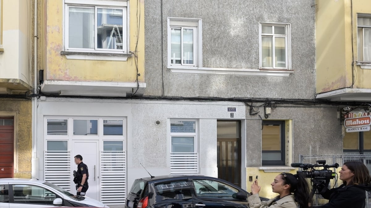 Un agente de la Policía Nacional en el lugar en el que han ocurrido los hechos, a 15 de junio de 2025, en A Coruña, Galicia (España).
