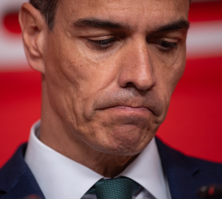 Exministros y ex altos cargos del PSOE piden por carta a Sánchez que se vaya para "restituir el honor" del partido