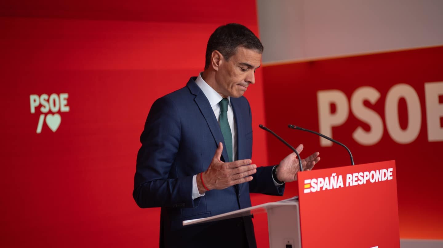 El secretario general del PSOE y presidente del Gobierno, Pedro Sánchez, durante una rueda de prensa, en la sede del PSOE de la calle Ferraz, a 16 de junio de 2025, en Madrid (España). Durante la reunión, Sánchez ha anunciado que ha dejado la Secretaría de Organización del partido en manos de la presidenta, Cristina Narbona, la gerente del partido, Ana María Fuentes y los miembros de la Ejecutiva, Montse Mínguez y Borja Cabezón. Esta remodelación se produce tras la dimisión de Santos Cerdán el pasado 12 de junio por señalamientos de corrupción por parte de la UCO de la Guardia Civil. Otras de las decisiones acordadas en la ejecutiva es la expulsión del partido del exministro José Luis Ábalos. Alejandro Martínez Vélez / Europa Press 16 JUNIO 2025;FERRAZ;COMPARECENCIA;RUEDA DE PRENSA; 16/6/2025