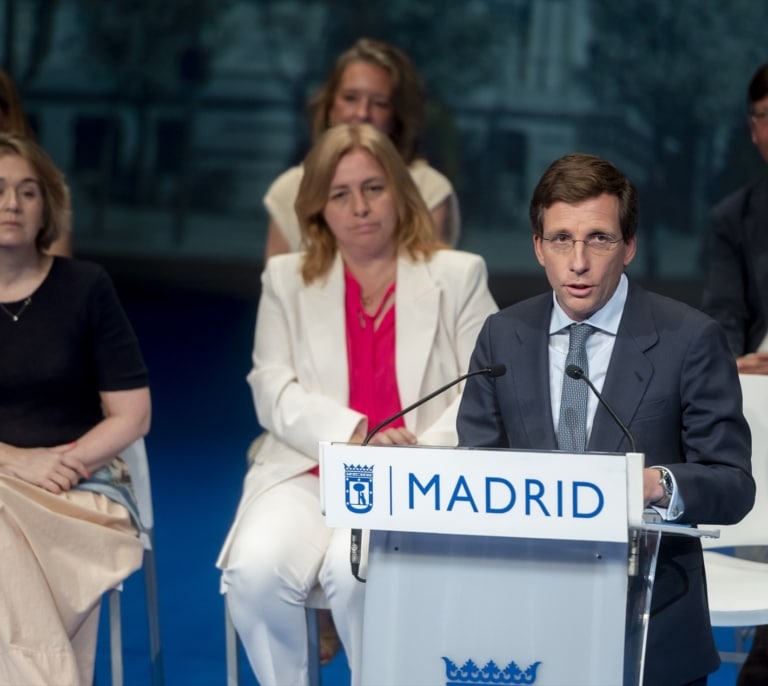 La subdirectora de Movilidad de Almeida usa para aparcar la tarjeta de movilidad reducida de su madre fallecida