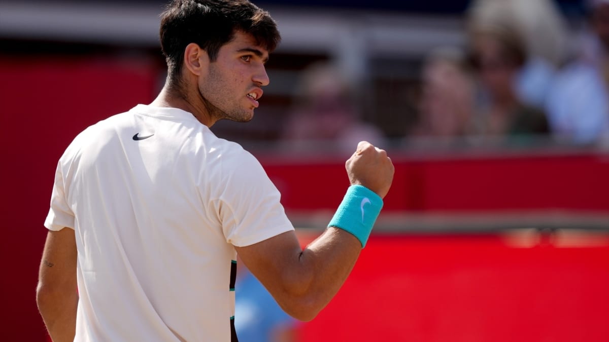 Alcaraz debuta con triunfo en Queen's y avanza a octavos de final