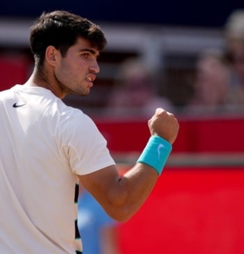 Alcaraz debuta con triunfo en Queen's y avanza a octavos de final