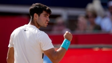 Alcaraz debuta con triunfo en Queen's y avanza a octavos de final
