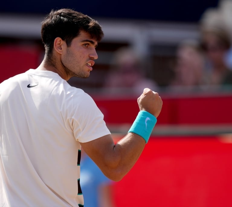 Alcaraz debuta con triunfo en Queen's y avanza a octavos de final