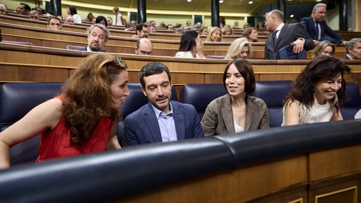 La ministra de Sanidad, Mónica García (i), junto al ministro de Derechos Sociales, Pablo Bustinduy, junto a las socialistas Diana Morant y Ana Redondo (d)
