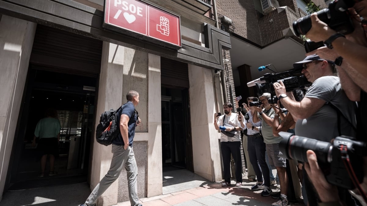 Un agente de la UCO sale de la sede del PSOE en Ferraz.