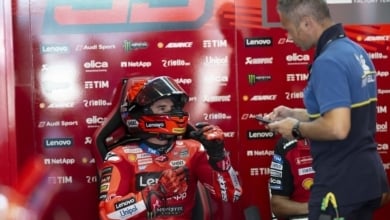 Marc Márquez sufre y destaca en una jornada llena de incidentes en Assen