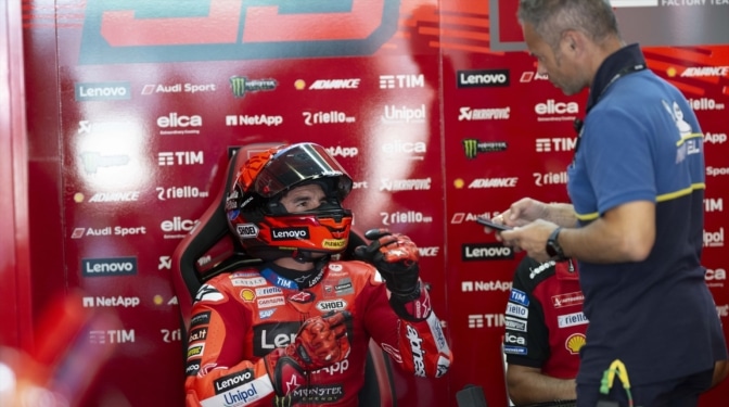 Marc Márquez sufre y destaca en una jornada llena de incidentes en Assen