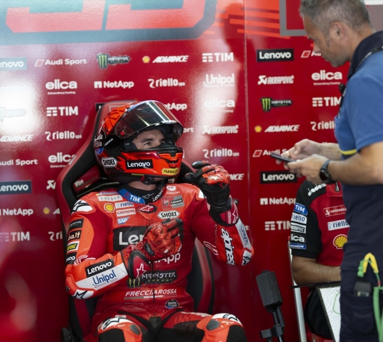 Marc Márquez sufre y destaca en una jornada llena de incidentes en Assen