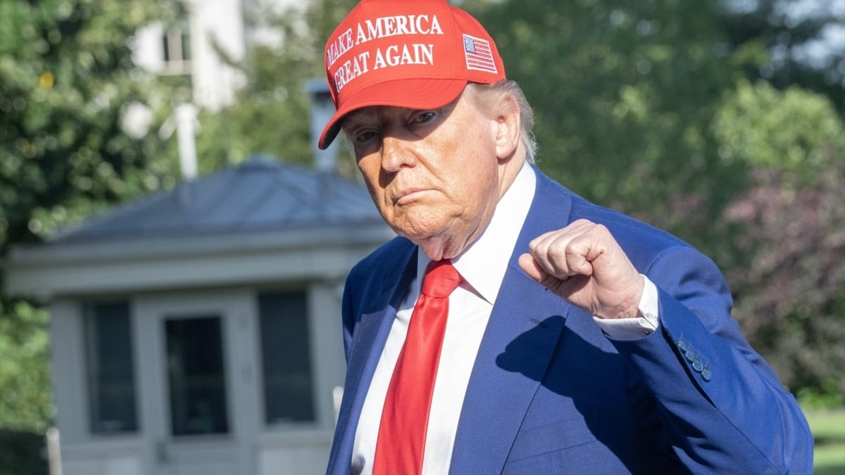 El presidente de EEUU, Donald Trump, levanta el puño mientras camina de vuelta a la Casa Blanca, en Washington (DC).