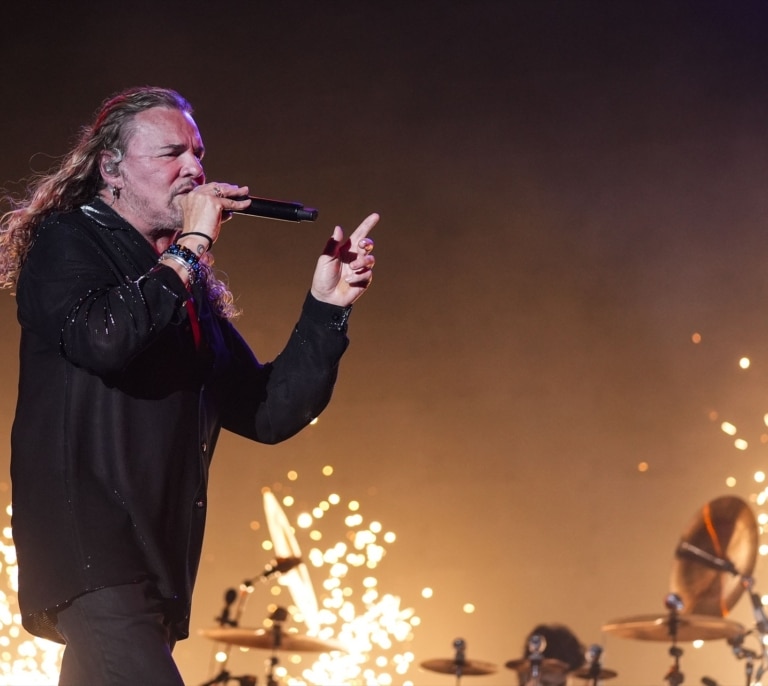 Maná pide a España que "no invierta más dinero en armamento" desde su concierto "soñado" en la Plaza de España