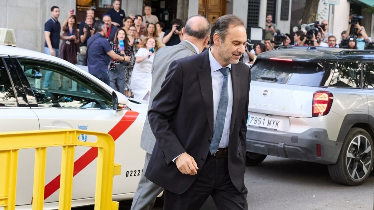 El exministro de Transportes José Luis Ábalos a su llegada al Tribunal Supremo, a 23 de junio de 2025, en Madrid (España)