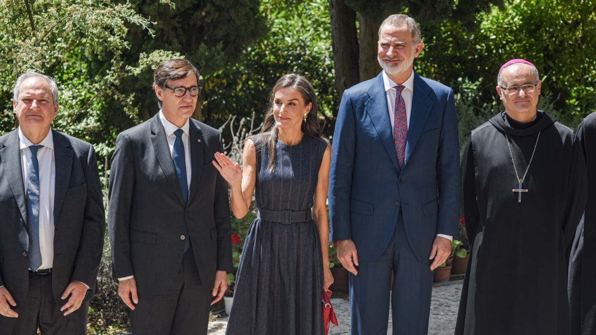 Los Reyes alaban a Montserrat como "tierra de acogida" y Puigdemont y Junqueras ven la visita como una "provocación"
