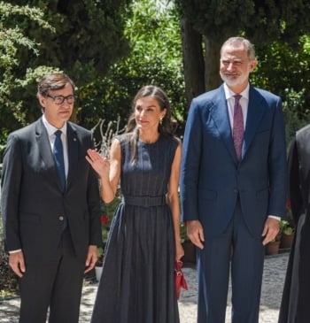Los Reyes alaban a Montserrat como "tierra de acogida" y Puigdemont y [...]