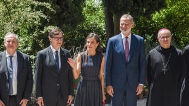 Los Reyes alaban a Montserrat como "tierra de acogida" y Puigdemont y Junqueras ven la visita como una "provocación"