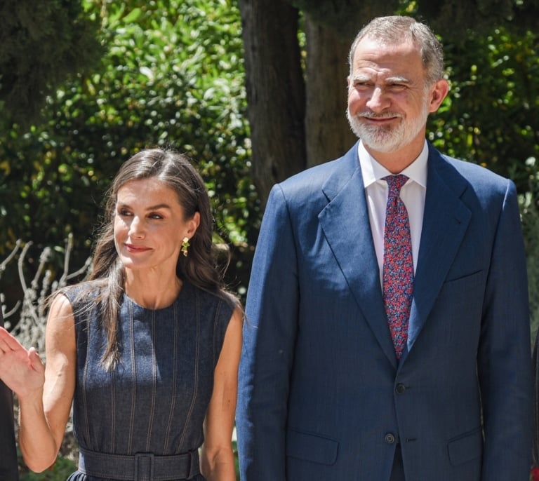 La Reina Letizia deslumbra en su visita al Monasterio de Montserrat