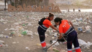 La otra cara de las celebraciones de San Juan 2025: restos de basura y operarios limpiando las playas