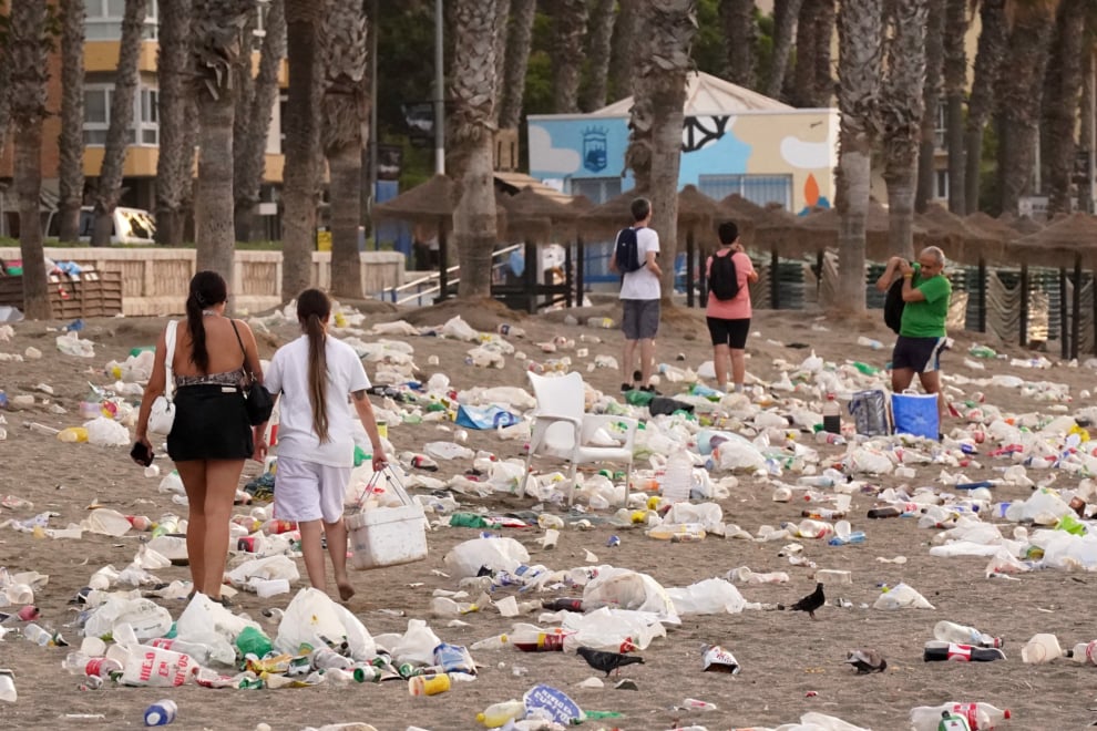 Restos de basura en la playa de La Malagueta