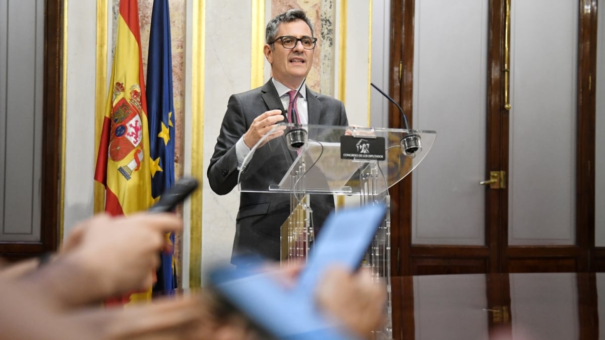 El ministro de Presidencia, Justicia y Relaciones con las Cortes, Félix Bolaños, durante su comparecencia ante los medios, en el Congreso de los Diputados, a 24 de junio de 2025, en Madrid (España). El juez considera que Bolaños, cuando era secretario general de Presidencia, podría haber participado en la contratación supuestamente irregular de Álvarez y no habría controlado adecuadamente sus funciones, lo que para el juez podría constituir malversación. Además, le acusa de falso testimonio por considerar que el ministro mintió durante su declaración como testigo en abril de 2025 sobre quién fue responsable del nombramiento de la asesora, aportando datos que el juez considera inexactos o evasivos. Bolaños sobre la exposición razonada de Peinado se ha defendido: "No se sostiene. Contiene errores de bulto. No contiene nada que me pueda preocupar". Fernando Sánchez / Europa Press 24 JUNIO 2025;BOLAÑOS;COMPARECENCIA;IMPUTADO;MINISTRO;JUSTICIA;AFORADO; 24/6/2025