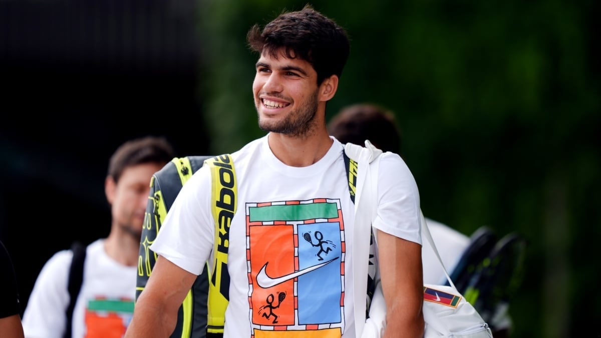 Carlos Alcaraz después de entrenar, previo a su primer partido en Wimbledon 2025