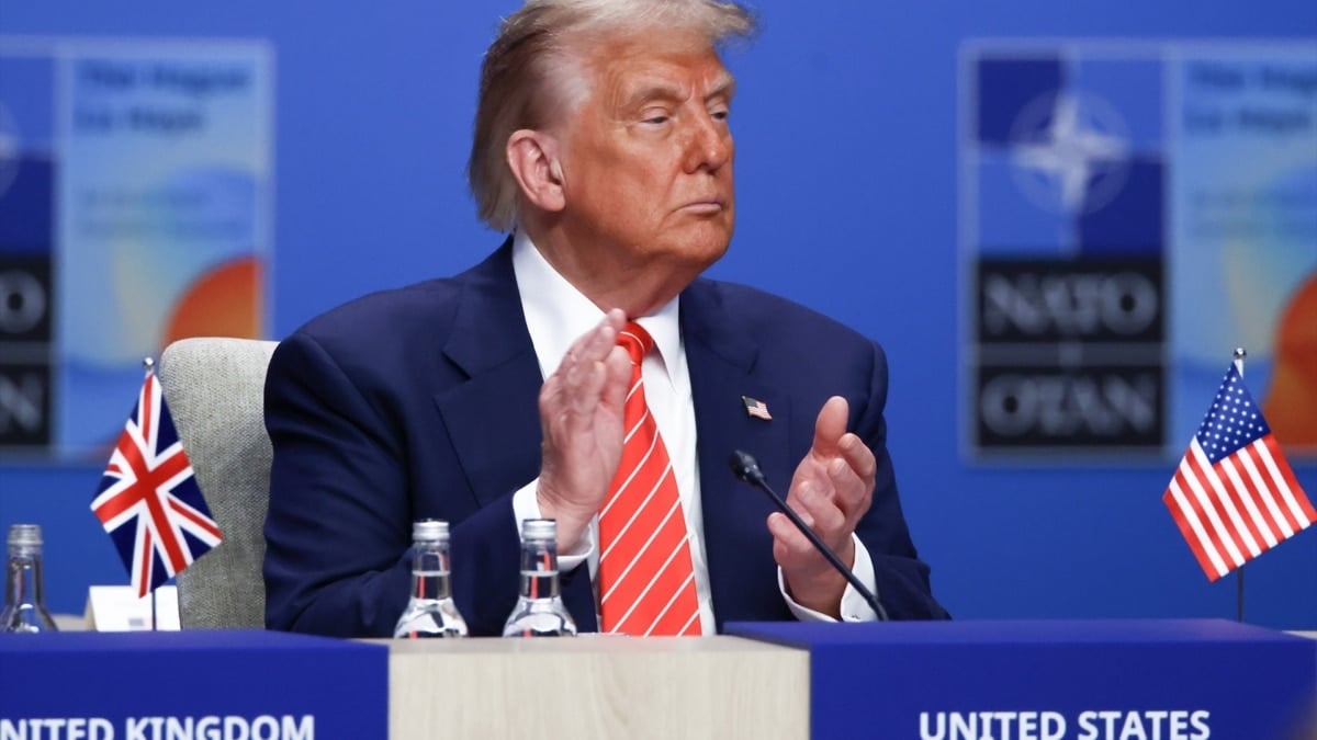 Donald Trump aplaude en la Cumbre de la OTAN.