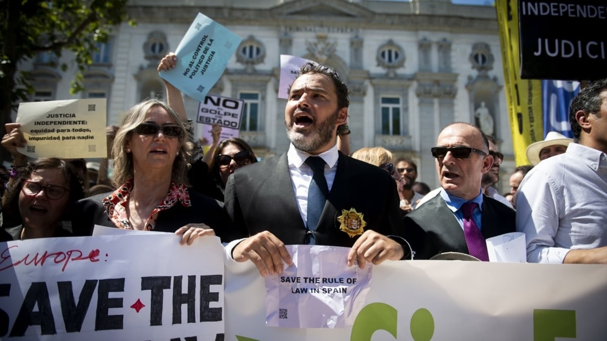 Jueces y fiscales se concentran en el Tribunal Supremo contra las 'leyes Bolaños' y en defensa de la independencia judicial