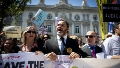 Jueces y fiscales se concentran en el Tribunal Supremo contra las 'leyes Bolaños'
