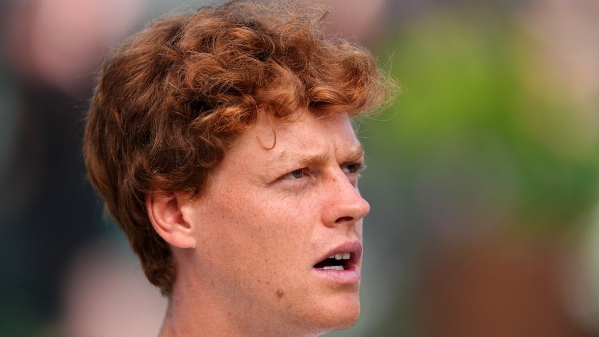 Jannik Sinner durante una práctica de entrenamiento previa al primer partido de Wimbledon 2025